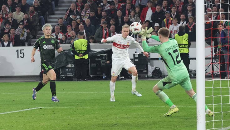 Stuttgart , Europa League VfB Stuttgart vs. Celtic Glasgow , Chris Führich ( VfB ) scheitert an Viljami Sinisalo ( Celtic )