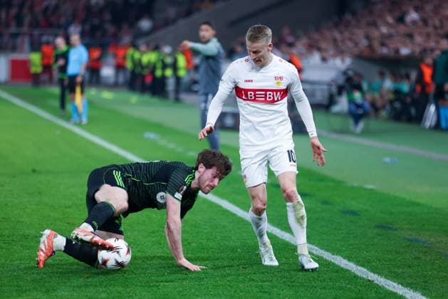Anthony Ralston 56 (Celtic Glasgow FC) gefoult von Chris Fuehrich 10 (VfB Stuttgart), VfB Stuttgart vs. Celtic Glasgow FC, Fussball, Maenner, UEFA Europa League, Saison 2025 2026, Play-off, Round 2 of 2, 26.02.2026 Stuttgart Baden-Wuerttemberg Deutschland