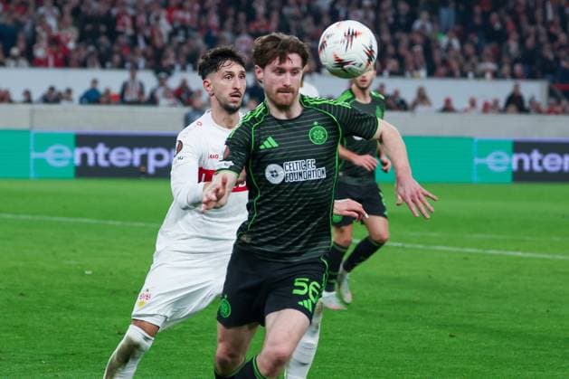 Atakan Karazor 16 (VfB Stuttgart) und Anthony Ralston 56 (Celtic Glasgow FC) in Aktion, VfB Stuttgart vs. Celtic Glasgow FC, Fussball, Maenner, UEFA Europa League, Saison 2025 2026, Play-off, Round 2 of 2, 26.02.2026 Stuttgart Baden-Wuerttemberg Deutschland