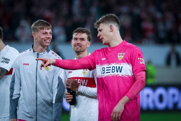 Alexander Nuebel 33 (VfB Stuttgart) mit Maximilian Mittelstaedt 7 (VfB Stuttgart) und Florian Hellstern 44 (VfB Stuttgart), ganz links bei den Fans, danken den Fans fuer die Unterstuetzung Support nach Spielende, VfB Stuttgart vs. Celtic Glasgow FC, Fussball, Maenner, UEFA Europa League, Saison 2025 2026, Play-off, Round 2 of 2, 26.02.2026 Stuttgart Baden-Wuerttemberg Deutschland