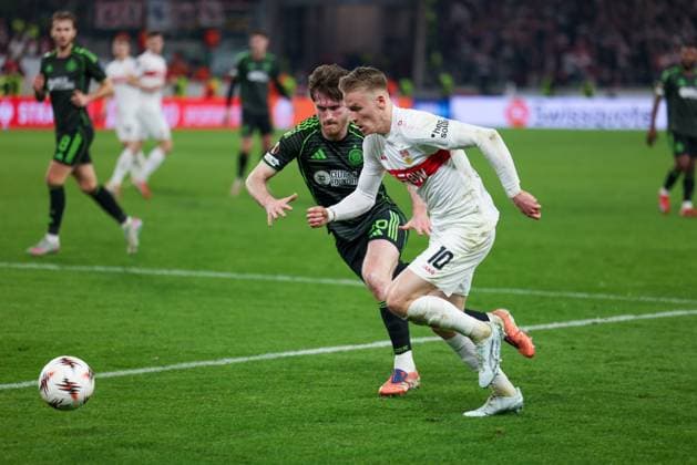 Chris Fuehrich 10 (VfB Stuttgart) in Aktion gegen Anthony Ralston 56 (Celtic Glasgow FC), VfB Stuttgart vs. Celtic Glasgow FC, Fussball, Maenner, UEFA Europa League, Saison 2025 2026, Play-off, Round 2 of 2, 26.02.2026 Stuttgart Baden-Wuerttemberg Deutschland