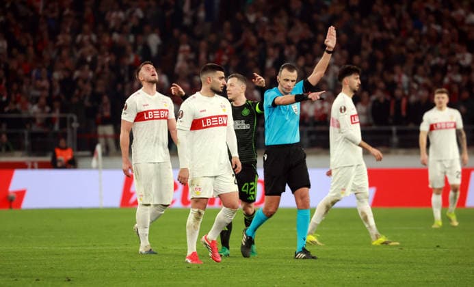 26.02.26 VfB Stuttgart - Celtic Glasgow Deutschland, Stuttgart, 26.02.2026, Fussball, UEFA Europa League, Saison 2025 2026, Play-Offs, Rückspiel, VfB Stuttgart - Celtic Glasgow: v.l. Deniz Undav (VfB Stuttgart), Irfan Peljto (Schiedsrichter).