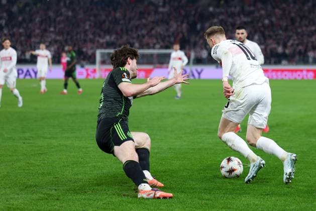 Chris Fuehrich 10 (VfB Stuttgart) umkurvt Marcelo Saracchi 36 (Celtic Glasgow FC), VfB Stuttgart vs. Celtic Glasgow FC, Fussball, Maenner, UEFA Europa League, Saison 2025 2026, Play-off, Round 2 of 2, 26.02.2026 Stuttgart Baden-Wuerttemberg Deutschland