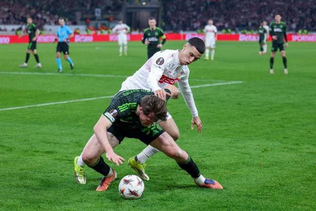 Bilal El Khannouss 11 (VfB Stuttgart) foult Anthony Ralston 56 (Celtic Glasgow FC), VfB Stuttgart vs. Celtic Glasgow FC, Fussball, Maenner, UEFA Europa League, Saison 2025 2026, Play-off, Round 2 of 2, 26.02.2026 Stuttgart Baden-Wuerttemberg Deutschland