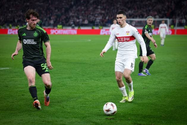 Bilal El Khannouss 11 (VfB Stuttgart) gegen Anthony Ralston 56 (Celtic Glasgow FC), VfB Stuttgart vs. Celtic Glasgow FC, Fussball, Maenner, UEFA Europa League, Saison 2025 2026, Play-off, Round 2 of 2, 26.02.2026 Stuttgart Baden-Wuerttemberg Deutschland