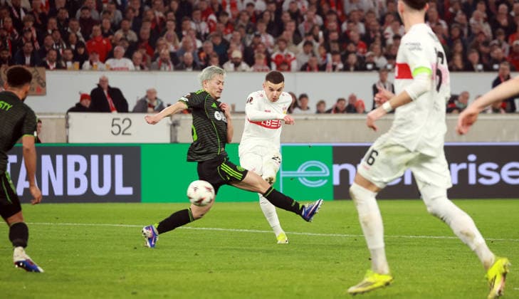 26.02.26 VfB Stuttgart - Celtic Glasgow Deutschland, Stuttgart, 26.02.2026, Fussball, UEFA Europa League, Saison 2025 2026, Play-Offs, Rückspiel, VfB Stuttgart - Celtic Glasgow: v.l. Daizen Maeda (Celtic Glasgow), Badredine Bouanani (VfB Stuttgart).