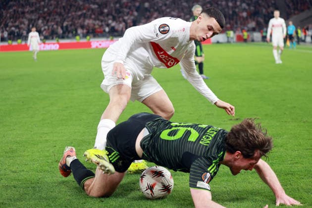 26.02.26 VfB Stuttgart - Celtic Glasgow Deutschland, Stuttgart, 26.02.2026, Fussball, UEFA Europa League, Saison 2025 2026, Play-Offs, Rückspiel, VfB Stuttgart - Celtic Glasgow: v.l. Bilal El Khannouss (VfB Stuttgart), Anthony Ralston (Celtic Glasgow).