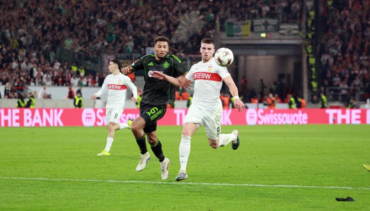 26.02.26 VfB Stuttgart - Celtic Glasgow Deutschland, Stuttgart, 26.02.2026, Fussball, UEFA Europa League, Saison 2025 2026, Play-Offs, Rückspiel, VfB Stuttgart - Celtic Glasgow: v.l. Austen Trusty (Celtic Glasgow), Ermedin Demirovic (VfB Stuttgart).