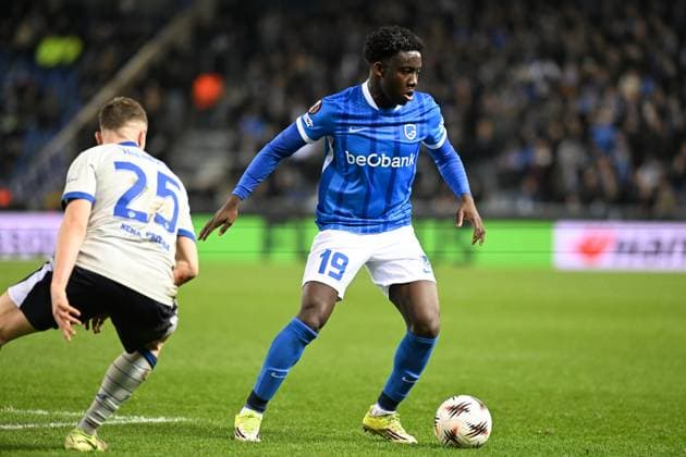 Dinamo s Moris Valincic and Genk s Yaimar Medina pictured in action during a soccer game between Belgian team KRC Genk and Croatian GNK Dinamo Zagreb, Thursday 26 February 2026 in Genk, in the play-off for the knockout phase of the UEFA Europa League tournament. Genk won the first leg 1-3. JILLxDELSAUX  x165489141x