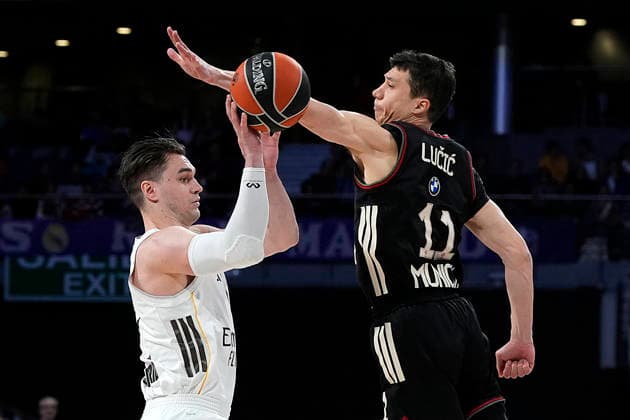 Real Madrid s Mario Hezonja (l) and FC Bayern Munich s Vladimir Lucic during Euroleague Regular Season Round 29 match. February 26, 2026. (2026022604)
