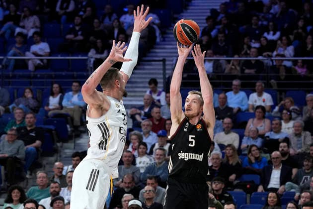 Real Madrid s Alex Len (l) and FC Bayern Munich s Niels Giffey during Euroleague Regular Season Round 29 match. February 26, 2026. (20260226330)