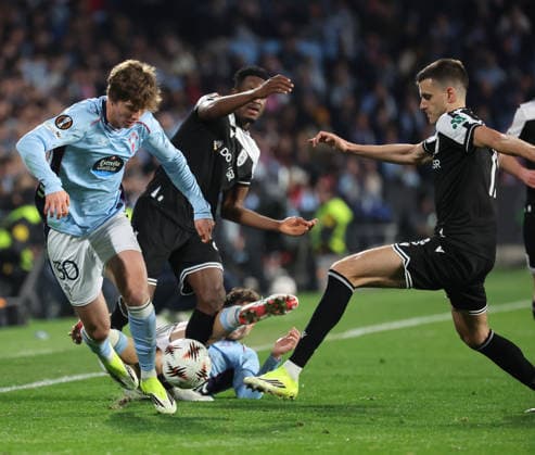 ESP, EuropaLeague, Real Celta v PAOK, 26 February 2026 Fer Lopez of Real Club Celta de Vigo and Baba of Paok in action during the UEFA Europe League KO play off, 2st leg between Real Club Celta de Vigo and PAOK Thessalonik at Stadium Municipal Balaidos on February 26 ,2026 in Vigo (Spain) (Photo by Luis de la Mata SportPix Sipa USA Vigo Stadium Municipal Balaidos Galicia Spain Copyright: xLuisxdexlaxMatax xsportPix.org.ux