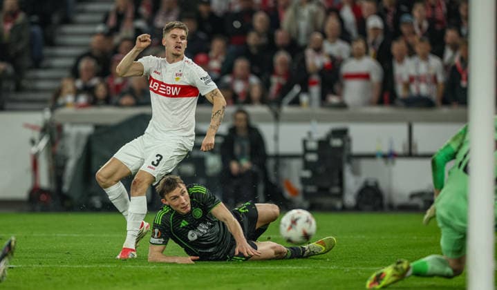 GER, Stuttgart, VfB Stuttgart vs Celtic Glasgow, Europa League, Fussball, UEFA, Spielzeit 2025 2026, MHP-Arena, Playoffs, Rückspiel im Bild v.l.: Dane Murray (Celtic Glasgow 47), Ramon Hendriks (VfB Stuttgart 3) , Torschuss DFB DFL REGULATIONS PROHIBIT ANY USE OF PHOTOGRAPHS AS IMAGE SEQUENCES AND OR QUASI-VIDEO, 26.02.2026 Copyright: HMBxMedia HendrikxHamelau
