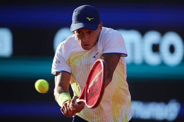 Tenis, Cristian Garin vs Sebastian Baez El tenista Sebastian Baez de Argentina regresa la bola en contra de Crisitan Garin de Chilepor el ATP, Tennis Herren 250 de Santiago 2024 en el Club Deportivo San Carlos de Apoquindo en Santiago, Chile. 26 02 2026 Felipe Zanca Photosport Tennis, Cristian Garin vs Sebastian Baez The tennis player Sebastian Baez de Argentina return the ball against of Crisitan Garin de Chile in the match for the ATP 250 Santiago 2024 at the Club Deportivo San Carlos de Apoquindo in Santiago, Chile. 26 02 2026 Felipe Zanca Photosport Cristian Garin vs Sebastian Baez, ATP 250 Santiago 2026 
