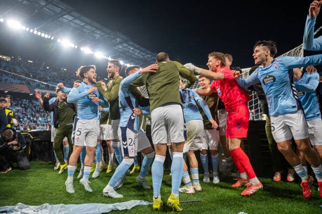 February 26, 2026, Vigo, Guimaraes, Spain: Real Club Celta players seen celebrating the win with the fans during the UEFA Europa League 2025 26 Knockout Play-off Second Leg match between Real Club Celta and PAOK FC at Estadio Balaidos on February 26, 2026 in Vigo, Spain. Vigo Spain - ZUMAl192 20260226_zsp_l192_066 Copyright: xMiguelxLemosx