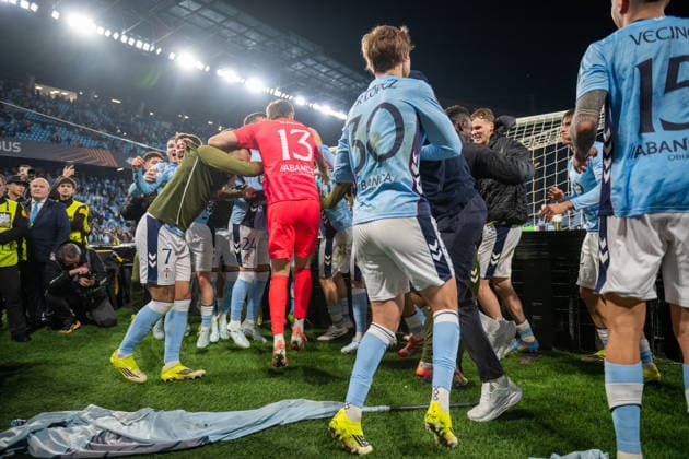February 26, 2026, Vigo, Guimaraes, Spain: Real Club Celta players seen celebrating the win with the fans during the UEFA Europa League 2025 26 Knockout Play-off Second Leg match between Real Club Celta and PAOK FC at Estadio Balaidos on February 26, 2026 in Vigo, Spain. Real Club Celta V PAOK FC - UEFA Europa League 2025 26 Knockout Play-Off Second Leg  - ZUMAl192 20260226_zsp_l192_065 Copyright: xMiguelxLemosx