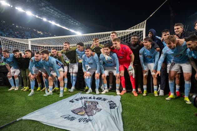 February 26, 2026, Vigo, Guimaraes, Spain: Real Club Celta players seen celebrating the win with the fans during the UEFA Europa League 2025 26 Knockout Play-off Second Leg match between Real Club Celta and PAOK FC at Estadio Balaidos on February 26, 2026 in Vigo, Spain. Real Club Celta V PAOK FC - UEFA Europa League 2025 26 Knockout Play-Off Second Leg  - ZUMAl192 20260226_zsp_l192_071 Copyright: xMiguelxLemosx