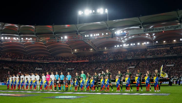 Stuttgart , Europa League VfB Stuttgart vs. Celtic Glasgow , der VfB Stuttgart und Celtic Glasgow vor dem Anpfiff
