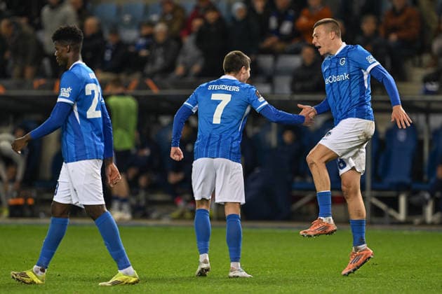 260226 KRC Genk vs Dinamo Zagreb Daan Heymans (38) of Genk celebrates with Jarne Steuckers (7) of Genk after scoring the 3-3 equalizer goal pictured during the second leg game in the Uefa Europa League season 2025-2026 Knock Out Phase between KRC Genk and Dinamo Zagreb from Croatia on February 27 , 2026 in Genk, Belgium. (Photo by David Catry Isosport) Genk Belgium  Copyright: xDavidxCatryx 20260227DC2_4065