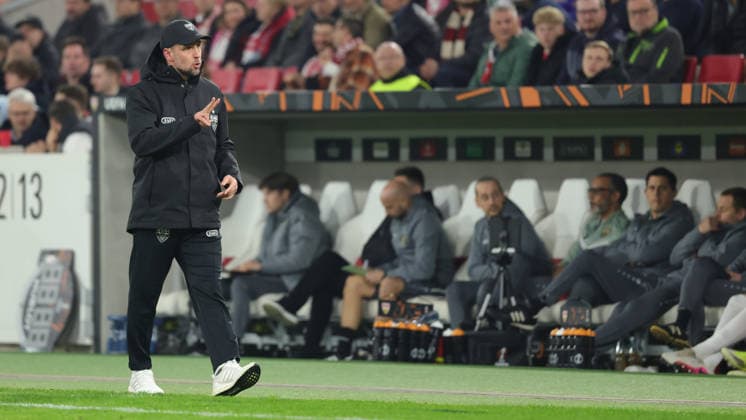 Stuttgart , Europa League VfB Stuttgart vs. Celtic Glasgow , Trainer Sebastian Hoeneß (VfB) vor der Ersatzbank