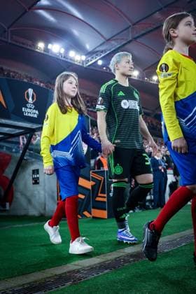 Daizen Maeda 38 (Celtic Glasgow FC) mit Einlaufkind auf dem Weg zum Spielfeld, VfB Stuttgart vs. Celtic Glasgow FC, Fussball, Maenner, UEFA Europa League, Saison 2025 2026, Play-off, Round 2 of 2, 26.02.2026 Stuttgart Baden-Wuerttemberg Deutschland