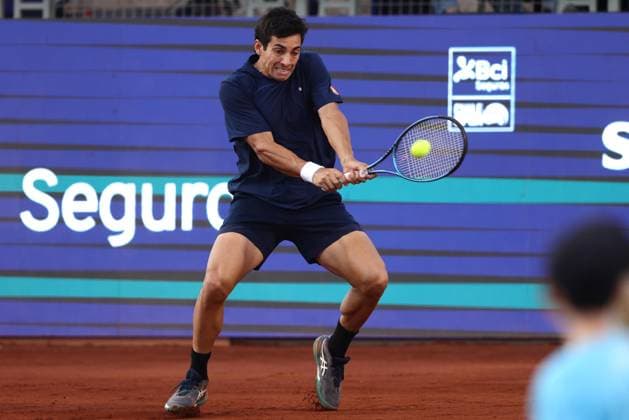 Tenis, Cristian Garin vs Sebastian Baez El tenista Crisitan Garin de Chile regresa la bola en contra de Sebastian Baez de Argentina por el ATP, Tennis Herren 250 de Santiago 2026 en el Club Deportivo San Carlos de Apoquindo en Santiago, Chile. 26 02 2026 Felipe Zanca Photosport Tennis, Cristian Garin vs Sebastian Baez The tennis player Crisitan Garin de Chile return the ball against of Sebastian Baez de Argentina in the match for the ATP 250 Santiago 2026 at the Club Deportivo San Carlos de Apoquindo in Santiago, Chile. 26 02 2026 Felipe Zanca Photosport Cristian Garin vs Sebastian Baez, ATP 250 Santiago 2026 