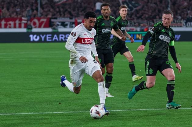Tiago Tomas 8 (VfB Stuttgart) in Aktion gegen Callum McGregor 42 (Celtic Glasgow FC), VfB Stuttgart vs. Celtic Glasgow FC, Fussball, Maenner, UEFA Europa League, Saison 2025 2026, Play-off, Round 2 of 2, 26.02.2026 Stuttgart Baden-Wuerttemberg Deutschland
