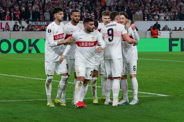 Nur kurzer Jubel bei Deniz Undav 26 (VfB Stuttgart), Atakan Karazor 16 (VfB Stuttgart), Josha Vagnoman 4 (VfB Stuttgart), Finn Jeltsch 29 (VfB Stuttgart), Ermedin Demirovic 9 (VfB Stuttgart) und Angelo Stiller 6 (VfB Stuttgart), da der Treffer wegen Abseits aberkannt wird vom VAR, VfB Stuttgart vs. Celtic Glasgow FC, Fussball, Maenner, UEFA Europa League, Saison 2025 2026, Play-off, Round 2 of 2, 26.02.2026 Stuttgart Baden-Wuerttemberg Deutschland