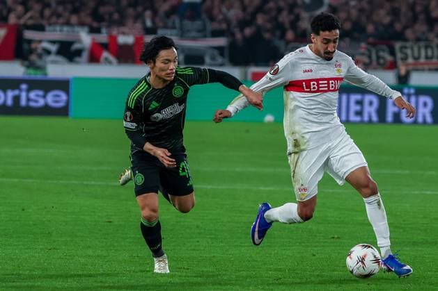 Daizen Maeda 38 (Celtic Glasgow FC) und Tiago Tomas 8 (VfB Stuttgart) in Aktion, VfB Stuttgart vs. Celtic Glasgow FC, Fussball, Maenner, UEFA Europa League, Saison 2025 2026, Play-off, Round 2 of 2, 26.02.2026 Stuttgart Baden-Wuerttemberg Deutschland