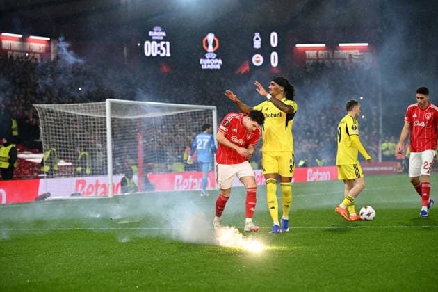 Nottingham Forest v Fenerbahce - UEFA Europa League NOTTINGHAM, UNITED KINGDOM - FEBRUARY 26: A flare was thrown at the pitch during UEFA Europa League round of 16 play-off match between Nottingham Forest and Fenerbahce at City Ground Stadium in Nottingham, United Kingdom on February 26, 2026. Rasid Necati Aslim Anadolu Nottingham United Kingdom. Editorial use only. Please get in touch for any other usage.  Copyright: x2026xAnadoluxRasidxNecatixAslimx