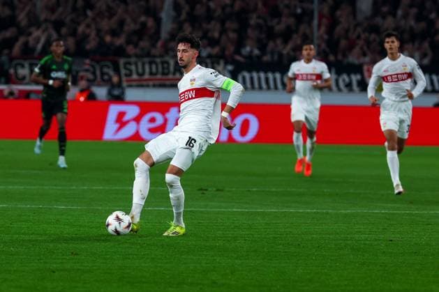 Atakan Karazor 16 (VfB Stuttgart) in Aktion, VfB Stuttgart vs. Celtic Glasgow FC, Fussball, Maenner, UEFA Europa League, Saison 2025 2026, Play-off, Round 2 of 2, 26.02.2026 Stuttgart Baden-Wuerttemberg Deutschland