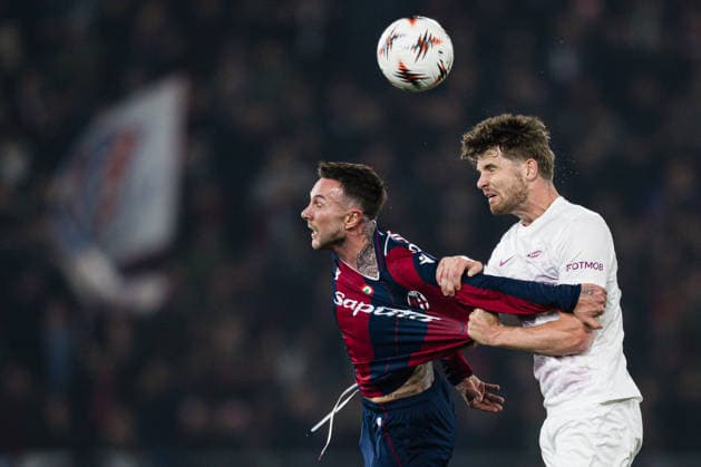 260226 Federico Bernardeschi of Bologna and Jacob Sorensen of Brann during the UEFA Europa League football match between Bologna and Brann on February 26, 2026 in Bologna. Photo: Marius Simensen BILDBYRAN COP 238 MM0058 bbeng bologna brann football fotball fotboll soccer uefa europa league Copyright: MARIUSxSIMENSEN BB260226ZZ024