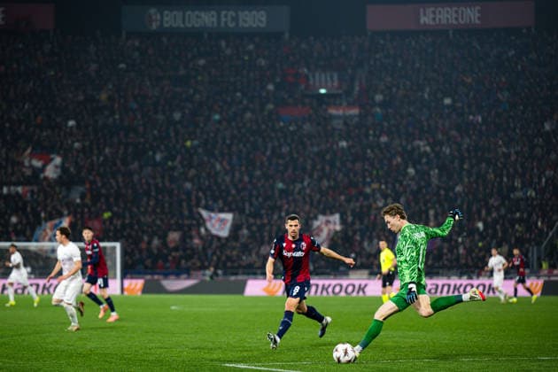 260226 Goalkeeper Mathias Dyngeland of Brann during the UEFA Europa League football match between Bologna and Brann on February 26, 2026 in Bologna. Photo: Marius Simensen BILDBYRAN COP 238 MM0058 bbeng bologna brann football fotball fotboll soccer uefa europa league Copyright: MARIUSxSIMENSEN BB260226ZF013