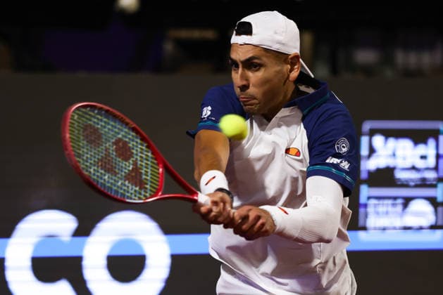 Tenis, Alejandro Tabilo vs Thiago Tirante El tenista Alejandro Tabilo de Chile regresa la bola en contra de Thiago Tirante de Argentina por el ATP, Tennis Herren 250 de Santiago 2026 en el Club Deportivo San Carlos de Apoquindo en Santiago, Chile. 26 02 2026 Felipe Zanca Photosport Tennis, Alejandro Tabilo vs Thiago Tirante The tennis player Alejandro Tabilo de Chile return the ball against of Thiago Tirante de Argentina in the match for the ATP 250 Santiago 2026 at the Club Deportivo San Carlos de Apoquindo in Santiago, Chile. 26 02 2026 Felipe Zanca Photosport Alejandro Tabilo vs Thiago Tirante, ATP 250 Santiago 2026 