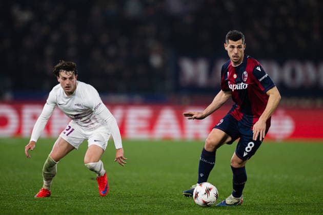260226 Denzel De Roeve of Brann and Remo Freuler of Bologna during the UEFA Europa League football match between Bologna and Brann on February 26, 2026 in Bologna. Photo: Marius Simensen BILDBYRAN COP 238 MM0058 bbeng bologna brann football fotball fotboll soccer uefa europa league Copyright: MARIUSxSIMENSEN BB260226ZA026