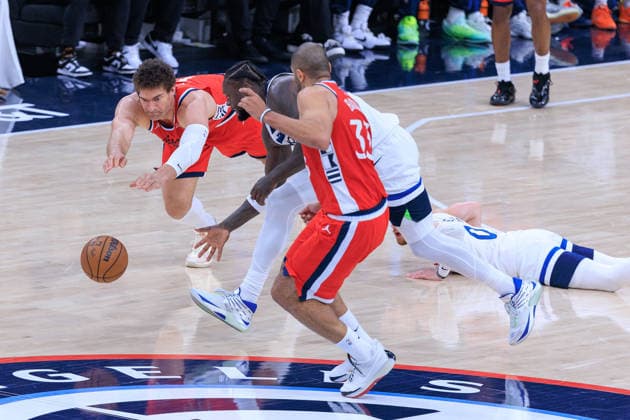 February 26, 2026, Inglewood, California, USA: Julius Randle 30 of the Minnesota Timberwolves battles for the ball with Brook Lopez 11 of the Los Angeles Clippers during a regular season NBA, Basketball Herren, USA game on Thursday February 26, 2026 at Intuit Dome Arena in Inglewood, California. Clippers lose to Timberwolves, 88-94. JAVIER ROJAS PI Inglewood USA - ZUMAp124 20260226_zaa_p124_060 Copyright: xJavierxRojasx