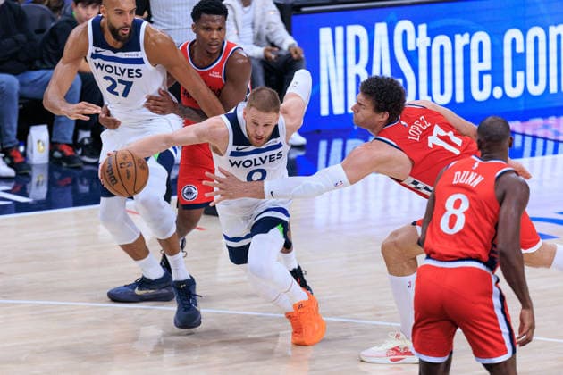 February 26, 2026, Inglewood, California, USA: Donte DiVincenzo 0 of the Minnesota Timberwolves tries to get past Brook Lopez 11 of the Los Angeles Clippers during a regular season NBA, Basketball Herren, USA game on Thursday February 26, 2026 at Intuit Dome Arena in Inglewood, California. Clippers lose to Timberwolves, 88-94. JAVIER ROJAS PI Inglewood USA - ZUMAp124 20260226_zaa_p124_061 Copyright: xJavierxRojasx