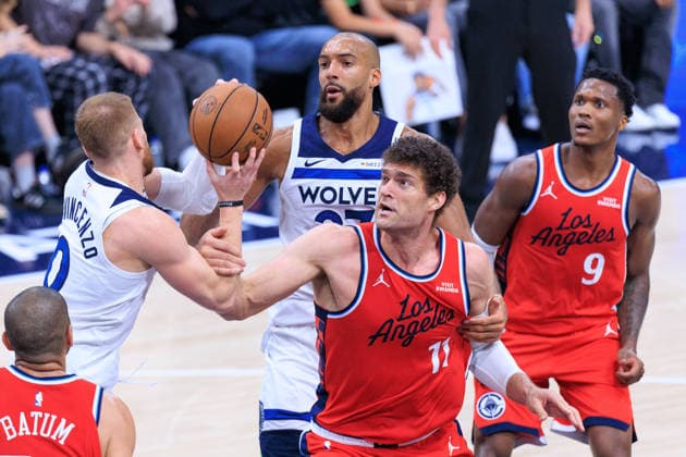 February 26, 2026, Inglewood, California, USA: Donte DiVincenzo 0 and Rudy Gobert 27 of the Minnesota Timberwolves battles for a rebound with Brook Lopez 11 of the Los Angeles Clippers during a regular season NBA, Basketball Herren, USA game on Thursday February 26, 2026 at Intuit Dome Arena in Inglewood, California. Clippers lose to Timberwolves, 88-94. JAVIER ROJAS PI Inglewood USA - ZUMAp124 20260226_zaa_p124_064 Copyright: xJavierxRojasx