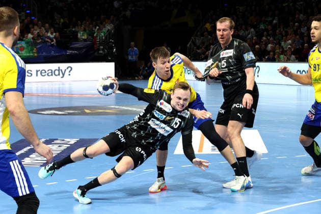 DEU, EHF Champions League, Fuechse Berlin vs.Industria Kielce, 26.02.2026, Max-Schmeling-Halle, Berlin, DEU, EHF Champions League, Fuechse Berlin vs.Industria Kielce, im Bild Tobias Grondahl (Fuechse Berlin 15), Max Darj (Fuechse Berlin 5), Michal Olejniczak (Industria Kielce 5)