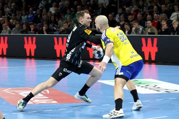 DEU, EHF Champions League, Fuechse Berlin vs.Industria Kielce, 26.02.2026, Max-Schmeling-Halle, Berlin, DEU, EHF Champions League, Fuechse Berlin vs.Industria Kielce, im Bild Mathias Gidsel (Fuechse Berlin 19), Artsem Karalek (Industria Kielce 50)