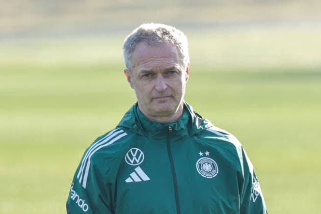 27.02.2026, xgrfx, Fussball DFB-Medientermine, Deutsche Frauennationalmannschaft - Training v.l. Christian Wück (Deutsche Frauennationalmannschaft) (DFL DFB REGULATIONS PROHIBIT ANY USE OF PHOTOGRAPHS as IMAGE SEQUENCES and or QUASI-VIDEO) Frankfurt am Main