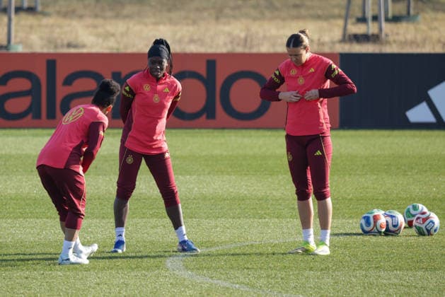 27.02.2026, xgrfx, Fussball DFB-Medientermine, Deutsche Frauennationalmannschaft - Training v.l. Nicole Anyomi, Larissa Mühlhaus (Deutsche Frauennationalmannschaft) (DFL DFB REGULATIONS PROHIBIT ANY USE OF PHOTOGRAPHS as IMAGE SEQUENCES and or QUASI-VIDEO) Frankfurt am Main