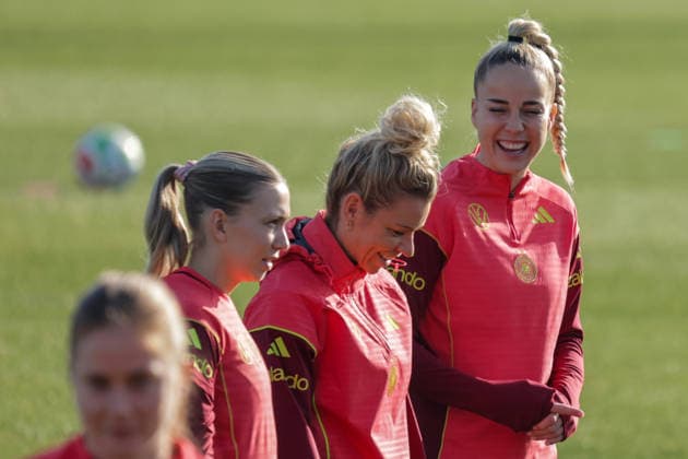 27.02.2026, xgrfx, Fussball DFB-Medientermine, Deutsche Frauennationalmannschaft - Training v.l. Elisa Senß, Giulia Gwinn (Deutsche Frauennationalmannschaft) (DFL DFB REGULATIONS PROHIBIT ANY USE OF PHOTOGRAPHS as IMAGE SEQUENCES and or QUASI-VIDEO) Frankfurt am Main