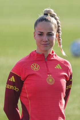 27.02.2026, xgrfx, Fussball DFB-Medientermine, Deutsche Frauennationalmannschaft - Training v.l. Giulia Gwinn (Deutsche Frauennationalmannschaft) (DFL DFB REGULATIONS PROHIBIT ANY USE OF PHOTOGRAPHS as IMAGE SEQUENCES and or QUASI-VIDEO) Frankfurt am Main