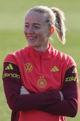 27.02.2026, xgrfx, Fussball DFB-Medientermine, Deutsche Frauennationalmannschaft - Training v.l. Lea Schüller (Deutsche Frauennationalmannschaft) (DFL DFB REGULATIONS PROHIBIT ANY USE OF PHOTOGRAPHS as IMAGE SEQUENCES and or QUASI-VIDEO) Frankfurt am Main