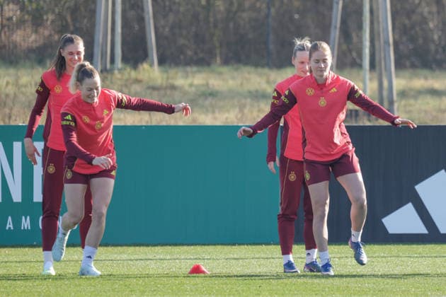 27.02.2026, xgrfx, Fussball DFB-Medientermine, Deutsche Frauennationalmannschaft - Training v.l. Jule Brand, Sarai Linder, Franziska Kett, Sjoeke Nüsken (Deutsche Frauennationalmannschaft) (DFL DFB REGULATIONS PROHIBIT ANY USE OF PHOTOGRAPHS as IMAGE SEQUENCES and or QUASI-VIDEO) Frankfurt am Main