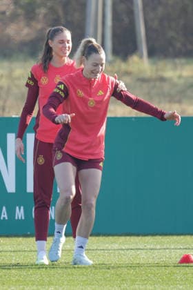 27.02.2026, xgrfx, Fussball DFB-Medientermine, Deutsche Frauennationalmannschaft - Training v.l. Jule Brand, Sarai Linder (Deutsche Frauennationalmannschaft) (DFL DFB REGULATIONS PROHIBIT ANY USE OF PHOTOGRAPHS as IMAGE SEQUENCES and or QUASI-VIDEO) Frankfurt am Main