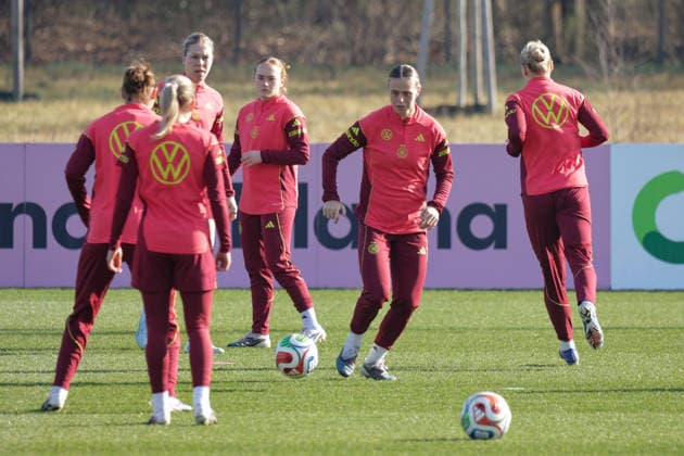 27.02.2026, xgrfx, Fussball DFB-Medientermine, Deutsche Frauennationalmannschaft - Training v.l. Klara Bühl (Deutsche Frauennationalmannschaft) (DFL DFB REGULATIONS PROHIBIT ANY USE OF PHOTOGRAPHS as IMAGE SEQUENCES and or QUASI-VIDEO) Frankfurt am Main