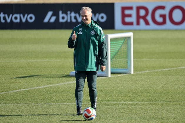 Frankfurt am Main, Deutschland 27. Februar 2026: Vorbereitung auf das Frauen WM-Qualifikationsspiel Deutschland vs. Slovenien - Training Im Bild: Bundestrainer Christian Wück Wueck (Deutschland) zeigt lächelnd Daumen hoch beim Training am DFB-Campus in Frankfurt Copyright: HMBxMedia MadeleinexFantini