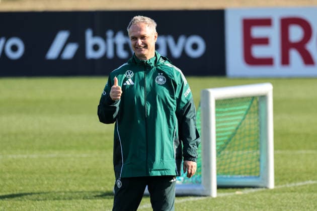 Sport Bilder des Tages Frankfurt am Main, Deutschland 27. Februar 2026: Vorbereitung auf das Frauen WM-Qualifikationsspiel Deutschland vs. Slovenien - Training Im Bild: Bundestrainer Christian Wück Wueck (Deutschland) zeigt lächelnd Daumen hoch beim Training am DFB-Campus in Frankfurt Copyright: HMBxMedia MadeleinexFantini